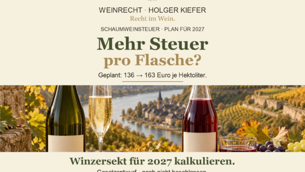 Schaumweinsteuer 2027: Mehr Steuer pro Flasche? Geplant 136 auf 163 Euro je Hektoliter. Kanzlei-CI mit Sekt und Traubensaft vor einem Weinberg. KI generiert.