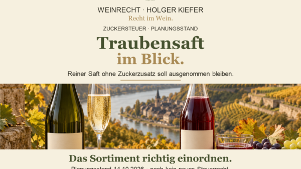 Zuckersteuer 2027: Traubensaft im Blick. Reiner Saft ohne Zuckerzusatz soll ausgenommen bleiben. Kanzlei-CI mit Sekt und Traubensaft vor einem Weinberg. KI generiert.